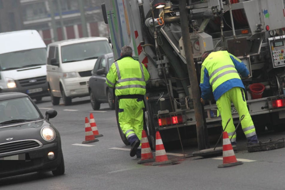 Der Mitarbeiter (31) einer Kanalreinigungsfirma ist in Leipzig von vier Vermummten angegriffen worden. (Symbolbild)