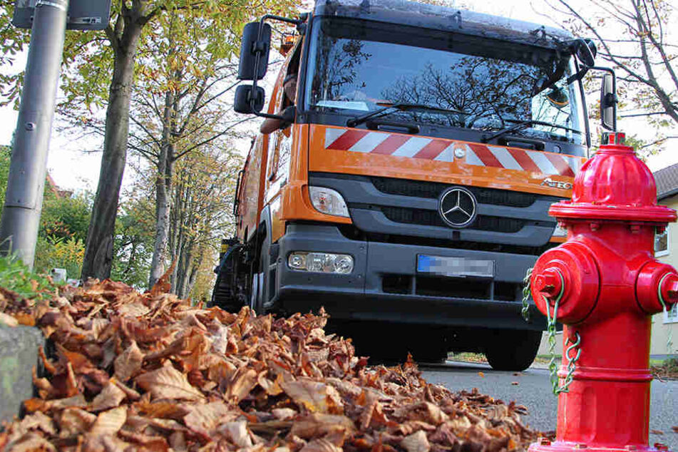 Schwungvoll muss ein Mann mit seiner Kehrmaschine gegen einen Hydranten gefahren sein.