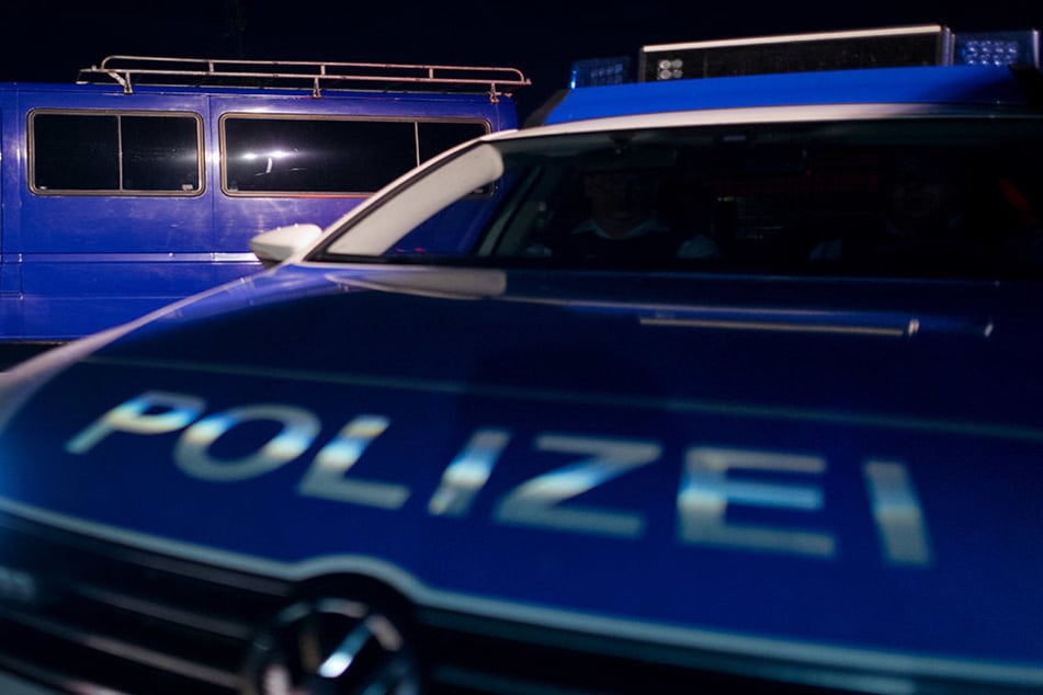 Der 67-Jährige ortete sein gestohlenes Handy und führte die Polizei damit zu zwei mutmaßlichen Einbrechern (Symbolbild).