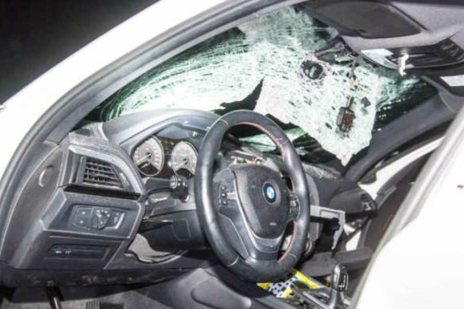 Ein Stein hatte die Windschutzscheibe eines BMW durchschlagen. Die Fahrerin wurde schwer verletzt. (Archivbild)
