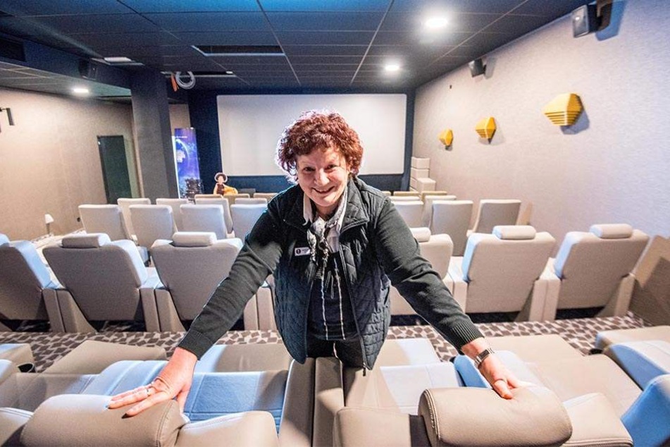 Theaterleiterin Kathrin Swoboda in einem der neuen Kinosäle im Untergeschoss. Ins Auge stechen die neuen Ledersessel mit verstellbarer Rückenlehne und Fußhocker.