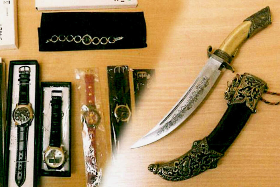Bei einer Durchsuchung fanden die Polizisten mehrere gestohlene Gegenstände - doch wem gehören die nur?
