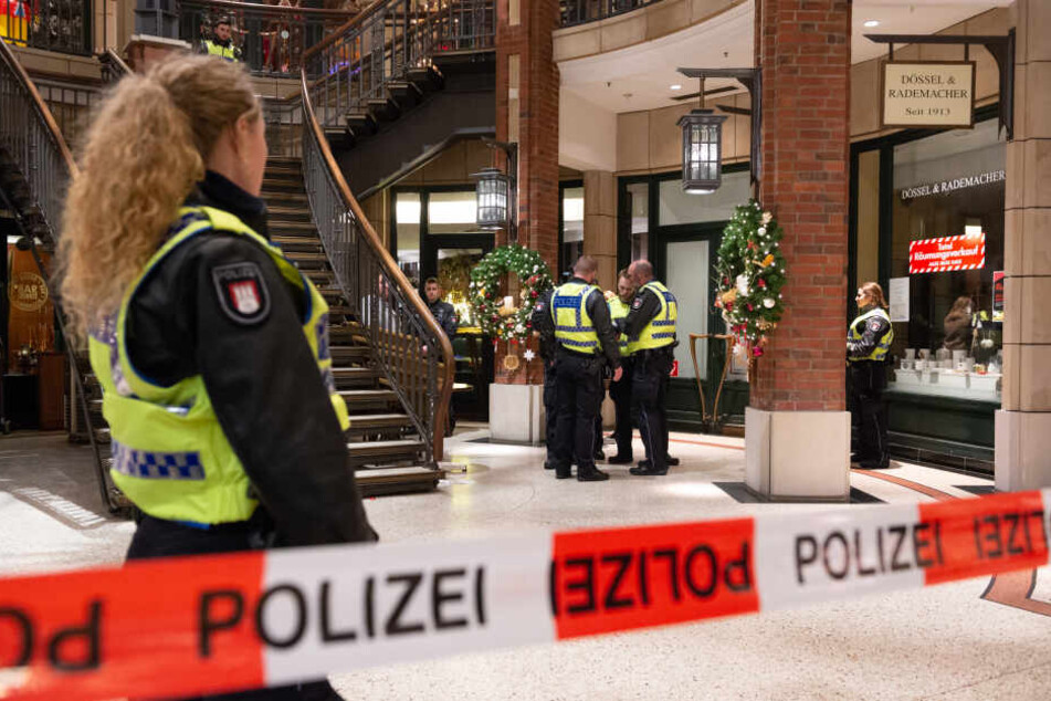 Polizisten stehen nach einer Messerattacke im Hamburger Levantehaus.