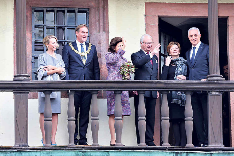 Winken fürs Volk: Leipzigs OB Burkhard Jung (l., mit Frau Ayleena) und Ministerpräsident Stanislaw Tillich (r., mit Frau Veronika) empfangen König Carl XVI. Gustaf und Königin Silviavon Schweden (Mitte) im Alten Rathaus von Leipzig.