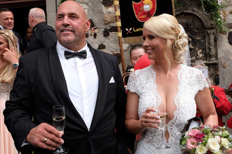 Der Hells Angels Chef Frank Hanebuth (52) und seine Frau Sarah kommen am 22. Juli nach der kirchlichen Trauung aus der St.-Michaelis-Kirche in Bissendorf (Niedersachsen).