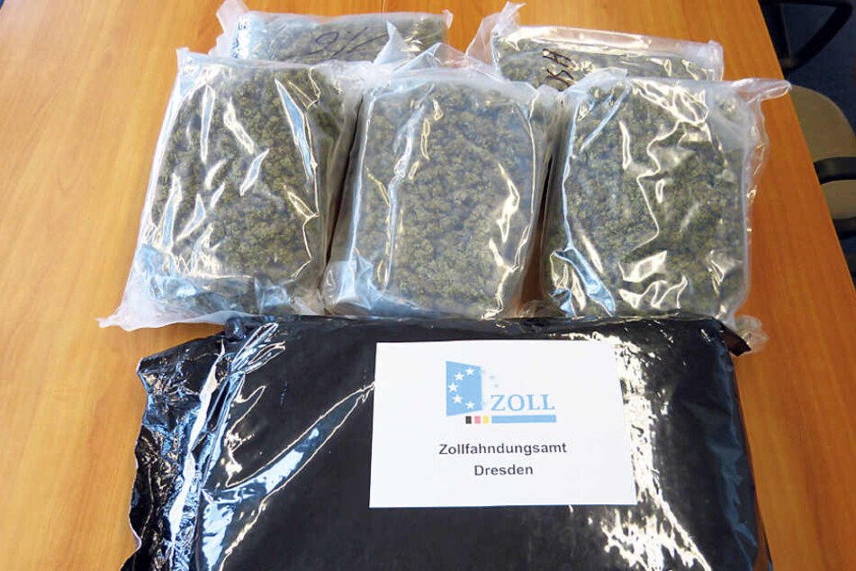 In solchen Tüten wurde das Marihuana in einer Zisterne innerhalb des Tankaufliegers geschmuggelt.