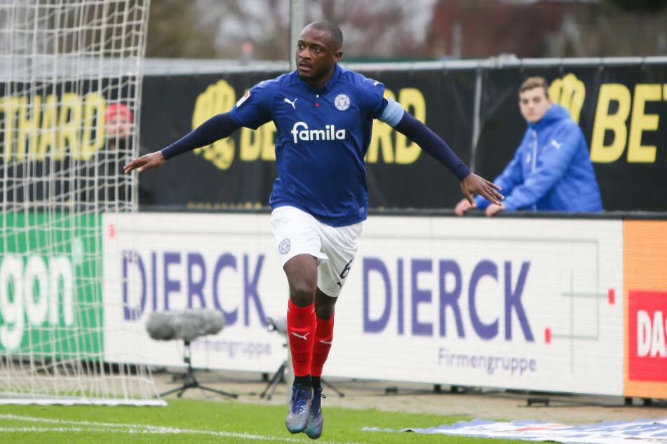 In der vergangenen Saison jubelte David Kinsombi noch im Kieler Trikot über einen Treffer gegen den HSV.