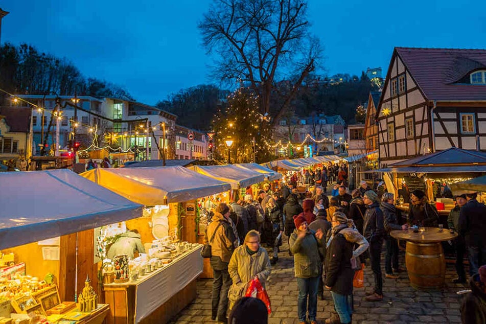 Der Loschwitzer Weihnachtsmarkt findet seit 19 Jahren statt. Die starren Bügel nehmen zu viel Fläche ein, bedrohen jetzt den Markt.