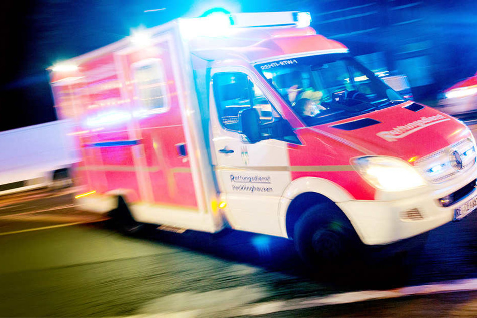In Hameln wurde eine 28-Jährige lebensgefährlich verletzt. Ein Mann hatte sie mit einem Seil hinter seinem Auto hergezogen. (Symbolbild)