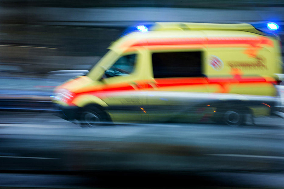 Eine Autofahrerin (25) konnte dem plötzlich über die Fahrbahn rennenden Mädchen (5) nicht mehr ausweichen und erfasste es.