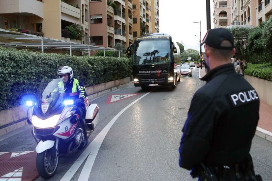 Bevor der Bus in Richtung Stadion rollte, stand er eine halbe Stunde "aus Sicherheitsgründen am Hotel".
