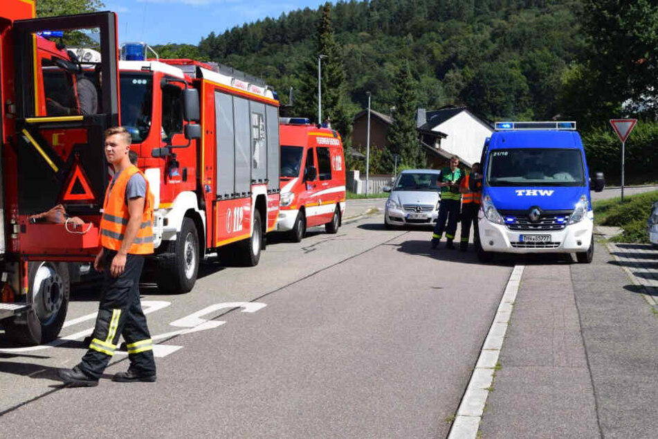 Die Feuerwehr musste die Frau aus der misslichen Lage befreien, das THW sicherte die einsturzgefährdete Garage ab.