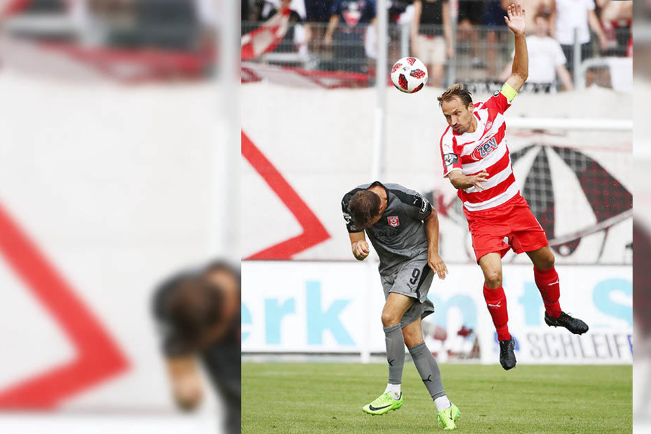 Toni Wachsmuth steigt zum Kopfball - bei einem Zweikampf verletzte sich der FSV-Kapitän.
