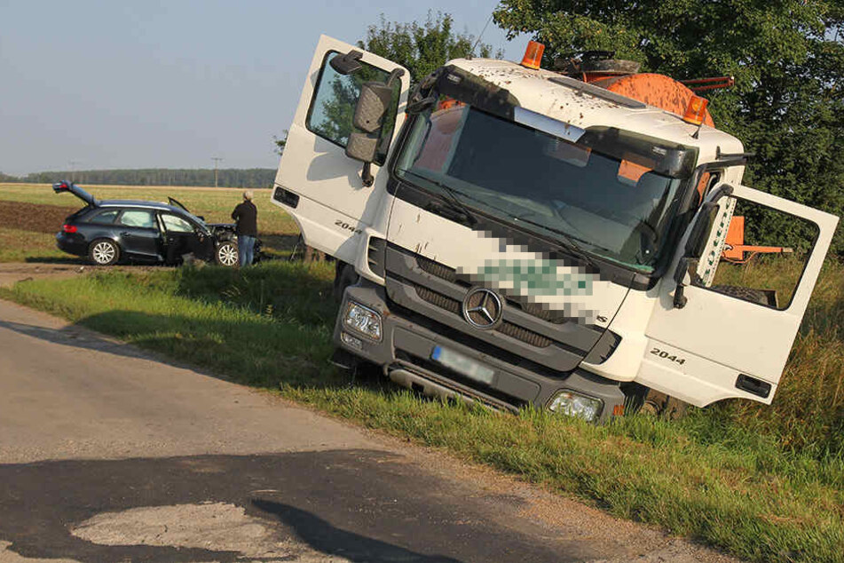Der LKW krachte an einer Kreuzung mit dem Audi zusammen.