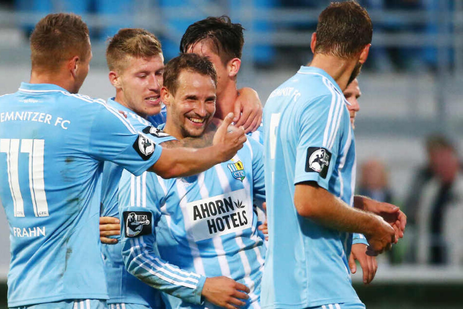 Torjubel nach dem Teffer zum 2:1 durch Torschütze Anton Fink (Mi.).