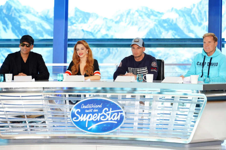 Die Jury um Dieter Bohlen (r.) empfängt die Kandidaten in Österreich vor verschneiter Kulisse.