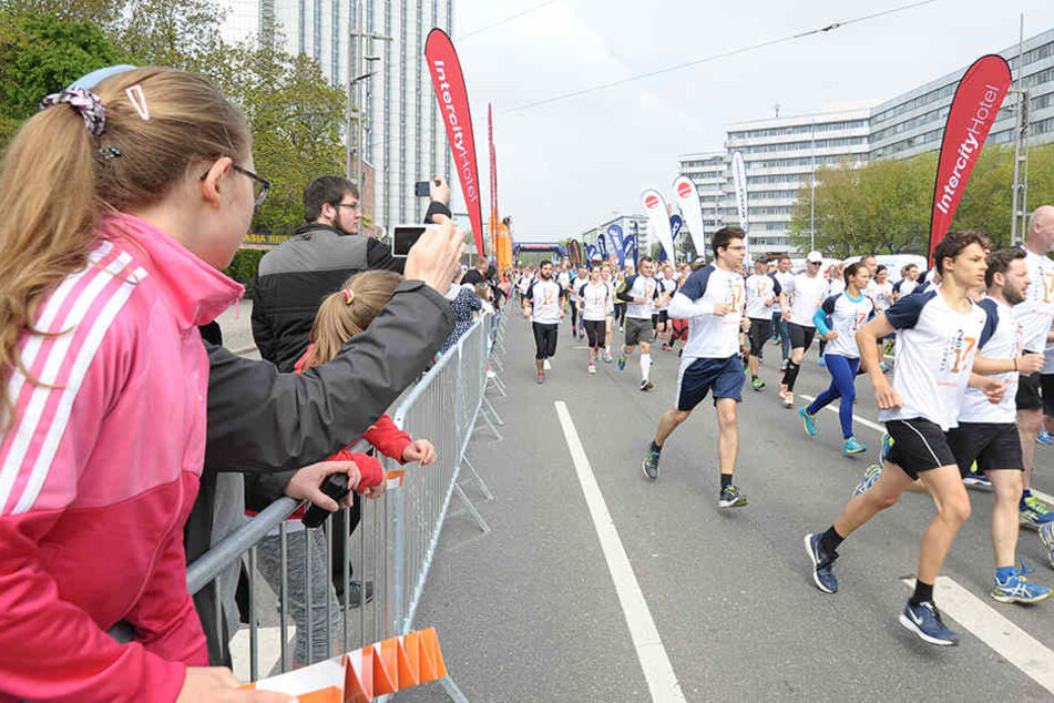 Der Massenstart an der Brückenstraße.