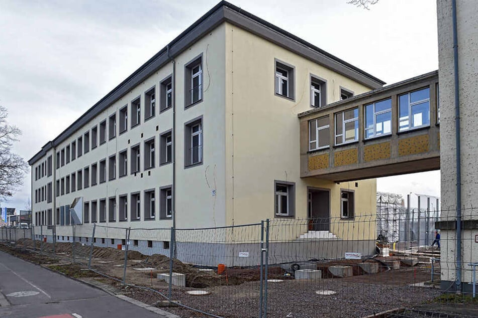 Eigentlich sollte die Einrichtung in Dresden längst fertig sein. Nun wird Ende März angepeilt.