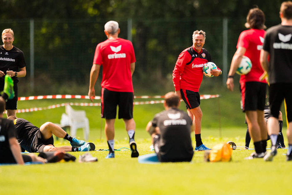 Ein Trainingslager ist keine Spaßveranstaltung, aber gelacht wurde trotzdem - wie hier Uwe Neuhaus (3.v.r.).