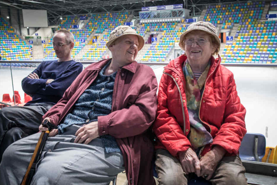 Karin Schuster (76, m.) und Johanna Gruner (86, r.) aus Schwanheim sitzen am Mittwochabend evakuiert in der Ballsporthalle in Höchst.