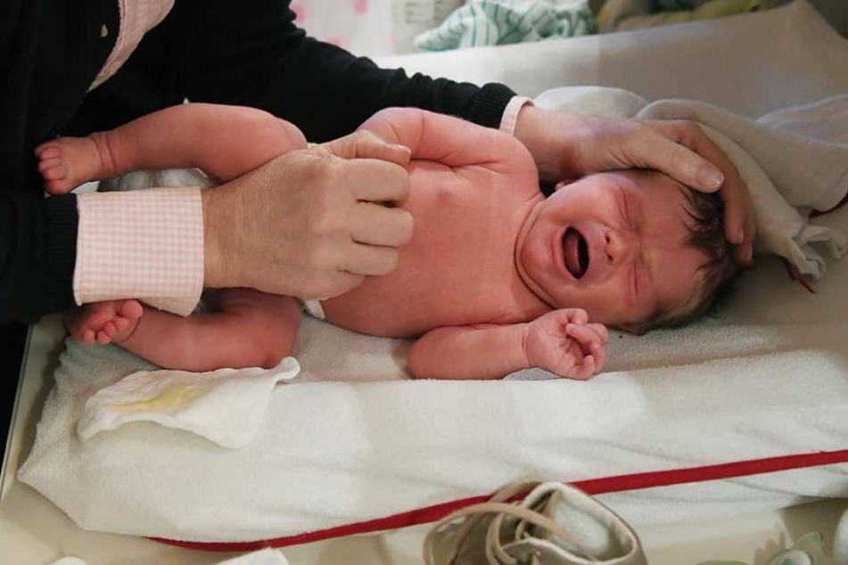 Es werden immer mehr Babys geboren, doch Hebammen gibt es immer weniger.