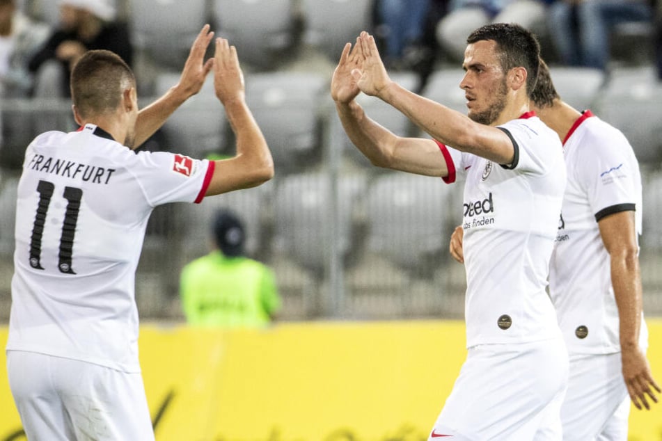 Mijat Gacinovic (Li.) und Filip Kostic vom Bundesligisten Eintracht Frankfurt.