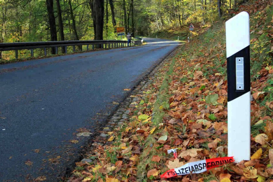 Auf einer Landstraße geriet der Autofahrer ins Schleudern und raste gegen einen Baum. (Symbolbild)