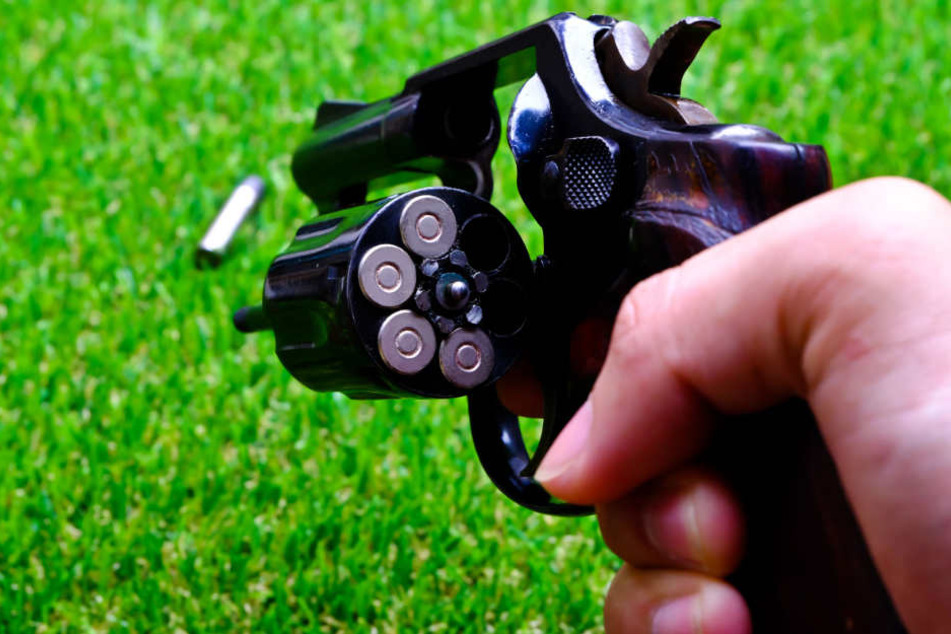Zunächst hatte der Mann den Revolver verdeckt. (Symbolbild)