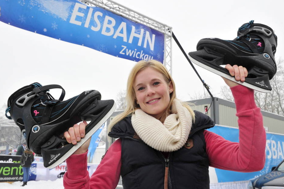 Studentin Tina Falk (26, 2.v.l.) dreht gern ihre Runden auf der Zwickauer
Eisbahn.