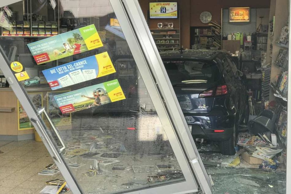 Der Kiosk in Oberursel wurde bei dem Unfall schwer beschädigt.