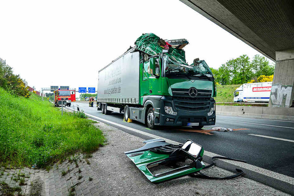 Auch einen Lkw auf der Gegenfahrbahn erwischte das Rotorblatt.