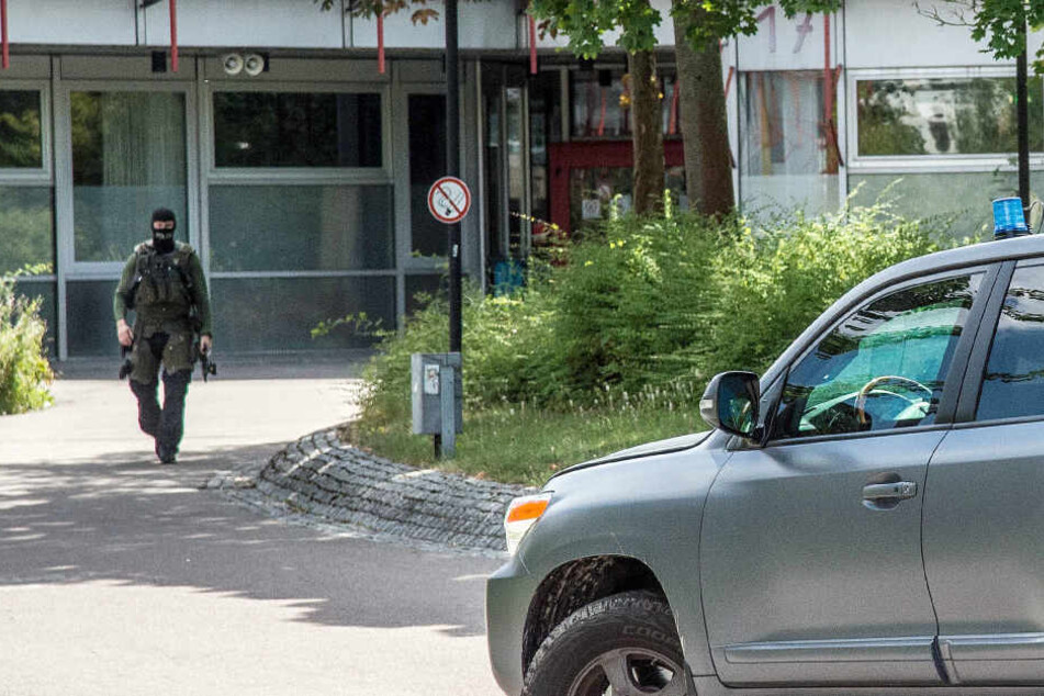 Nach dem Amokalarm an einer Schule in Esslingen läuft die fieberhafte Suche nach einem Mann, der die Schule mit Pistole betrat.