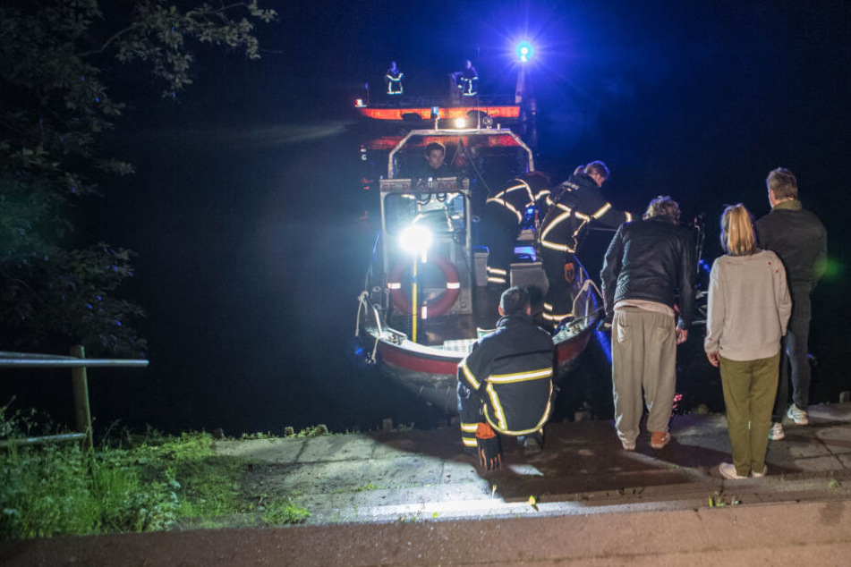 Die Feuerwehr brachte das Wasserfahrrad und die vermisste Person mit einem Boot wieder an Land.