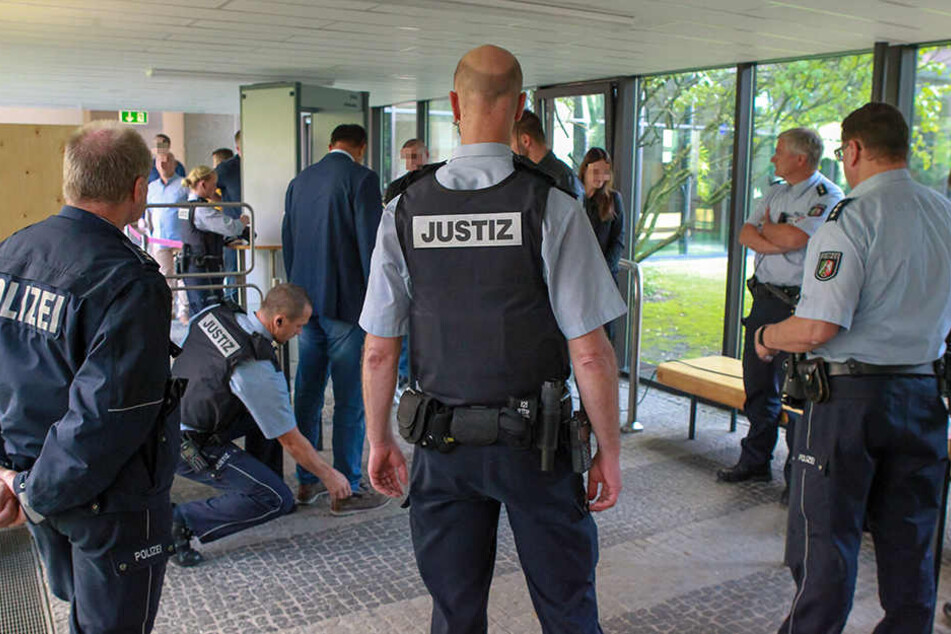Alle Prozessbesucher und Angeklagte wurden vor Prozessbeginn kontrolliert.