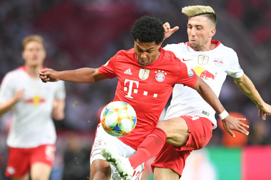 Szene aus dem DFB-Pokal im Mai: Serge Gnabry von Bayern München und Kevin Kampl (r.) von RB Leipzig im Zweikampf.