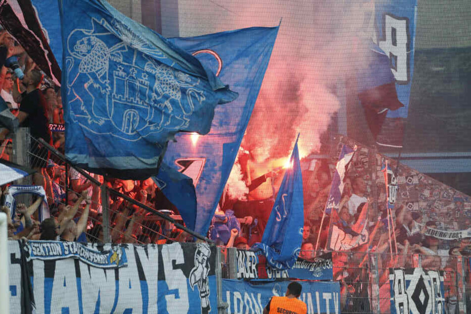 Während des Fußballspiels wurde mehrfach Pyrotechnik abgebrannt.
