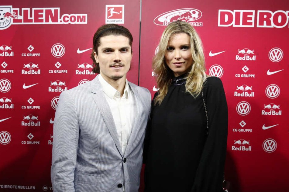 Das Paar lernte sich 2017 kennen, nun sind der RB-Kicker und seine Katja stolze Eltern einer kleinen Tochter.