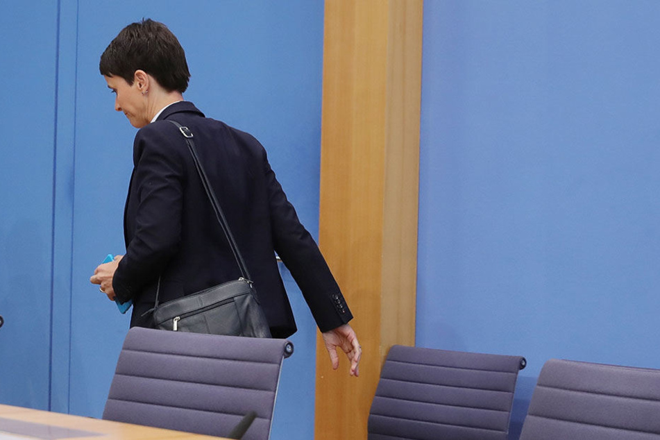 Frauke Petry (42) verlässt die AfD und hier symbolisch die Bundespressekonferenz.