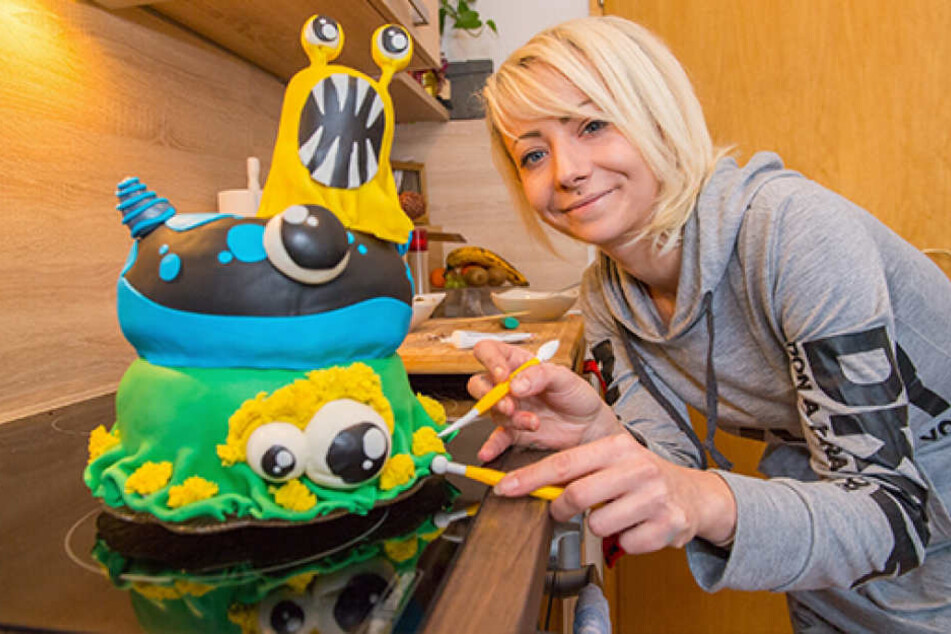 Sandra Oeser (27) mit einer Monstertorte. Bald will sie noch mehr aus ihrem
Hobby machen.