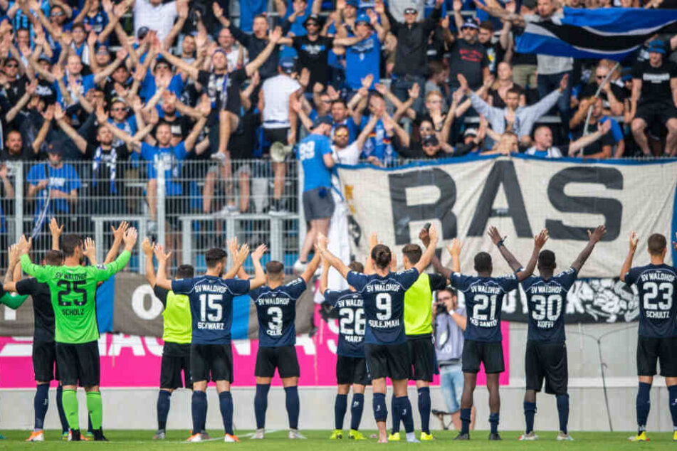 Der SV Waldhof Mannheim (hier beim Spiel gegen den Chemnitzer FC) gewann die Partie mit 4:0.