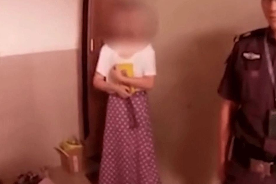 Die fassungslose Frau steht neben einem Polizisten.