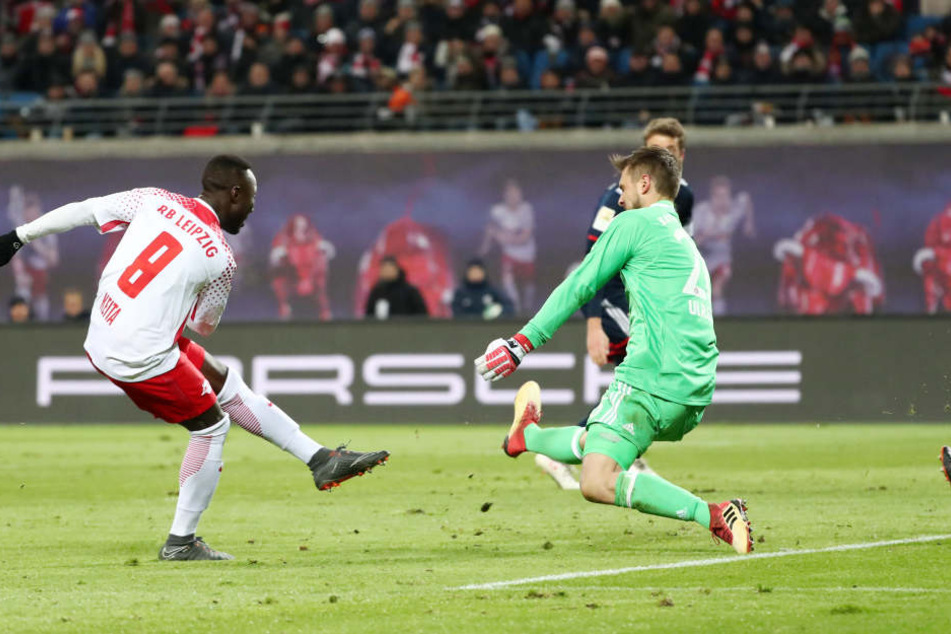 Naby Keita (l.) überwindet im Nachschuss Torhüter Sven Ulreich und erzielt das 1:1 (37.).