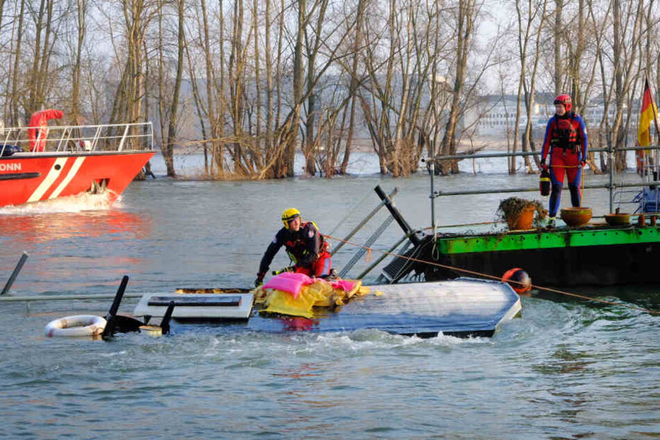 Das Hausboot sank bis auf den Grund des Flusses.