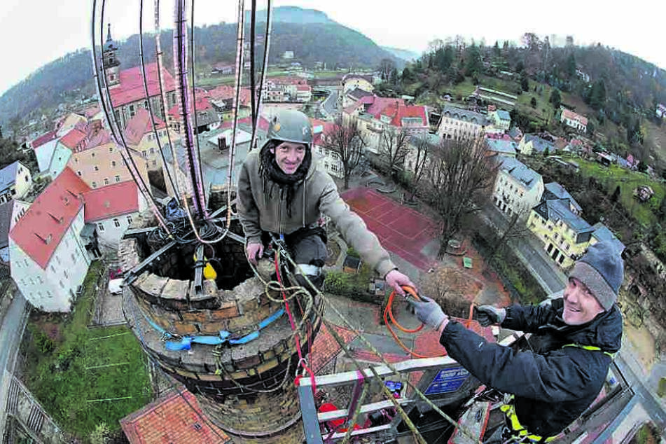Axel Bruchholz (33, l.) und Königsteins Bürgermeister Tobias Kummer (44) installierten Samstag einen "Docht".