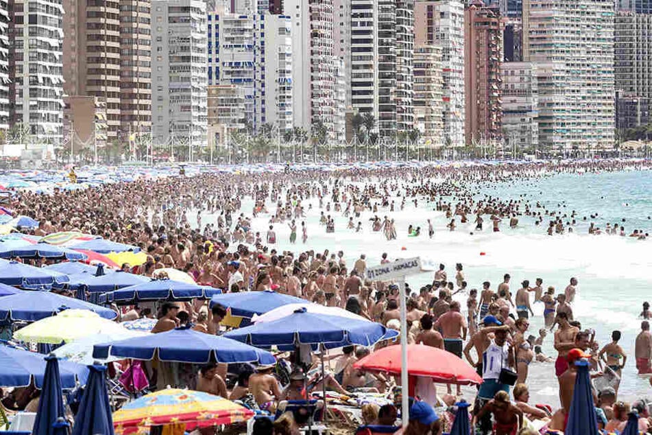 Touristen, wohin das Auge reicht. Doch im Moment darf am Strand von Alicante gar nicht gebadet werden.