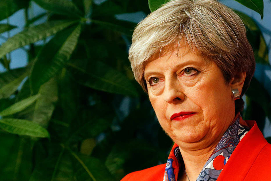 Mit versteinerter Miene hört Theresa May am 9.6.2017 in Maidenhead, Großbritannien, zu, wie die Ergebnisse ihres Wahlkreises, Maidenhead verkündet werden.
