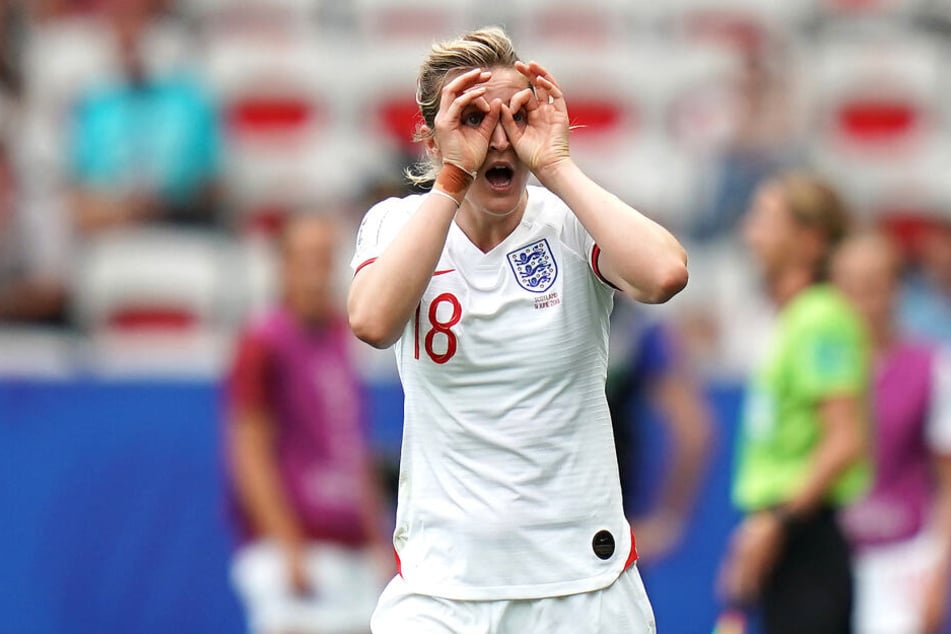 Englands Ellen White (M) jubelt ihr Tor zum 2:0.