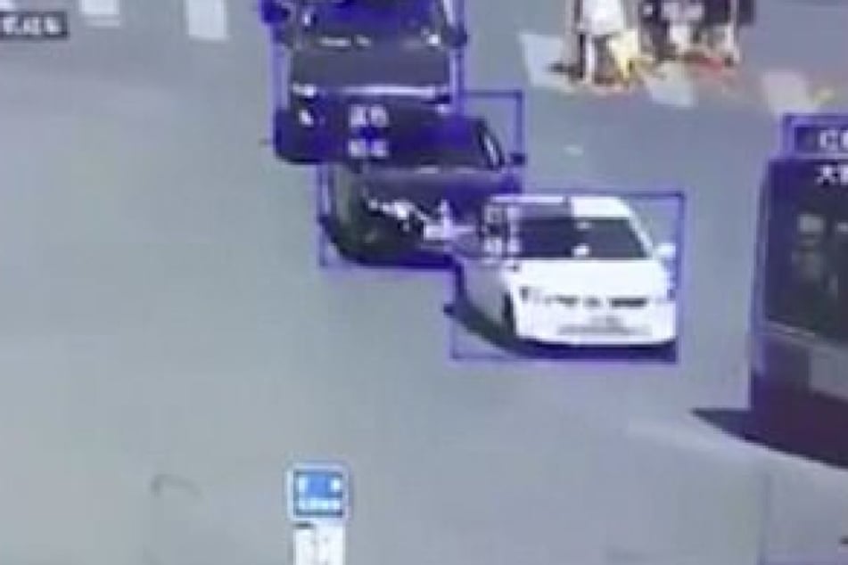 Das intelligente Kamera-System erkennt auch unterschiedliche Fahrzeug-Typen. (Foto: Daily Mail)