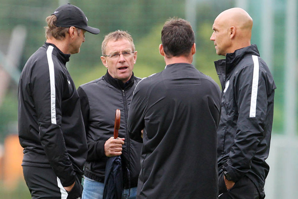 Thomas Letsch (rechts) im Talk mit Fußball-Experten wie Ralph Hasenhüttl (l.) und Ralf Rangnick (2. v. links).
