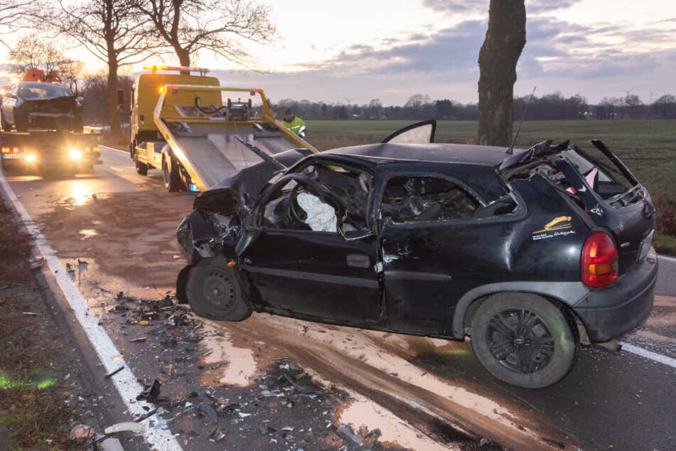 Das Fahrzeug wurde bei dem Unfall stark beschädigt.